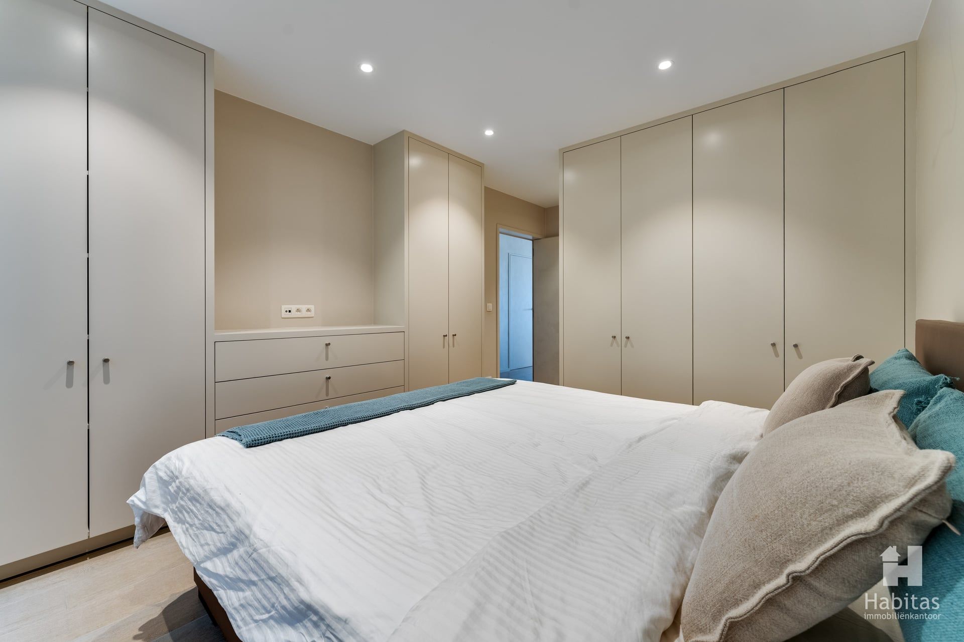 Exclusief zeedijkappartement met ruim 7 m. frontaal zeezicht foto 11