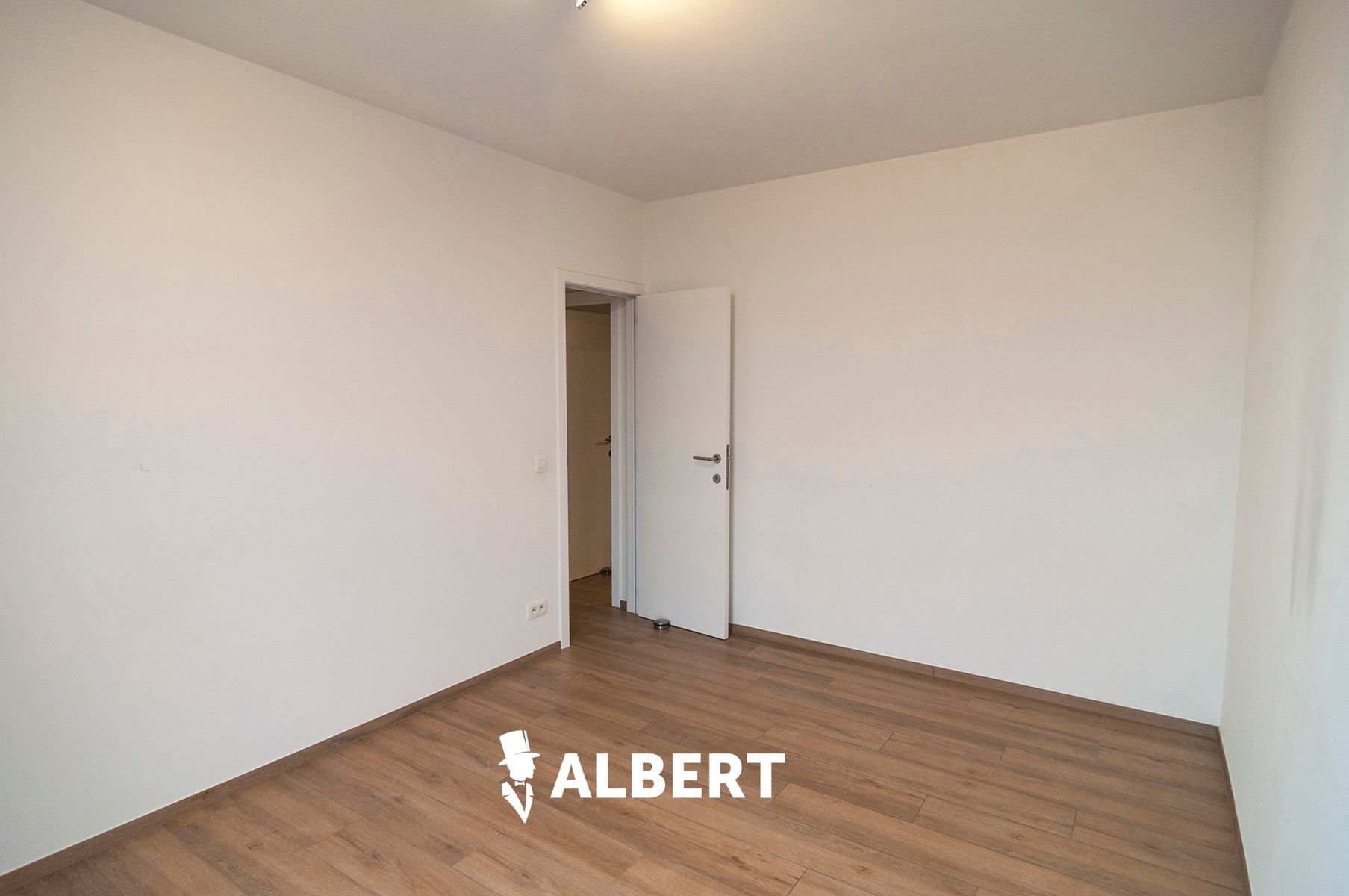 Ruim gerenoveerd instapklaar appartement centrum Diepenbeek! foto 9