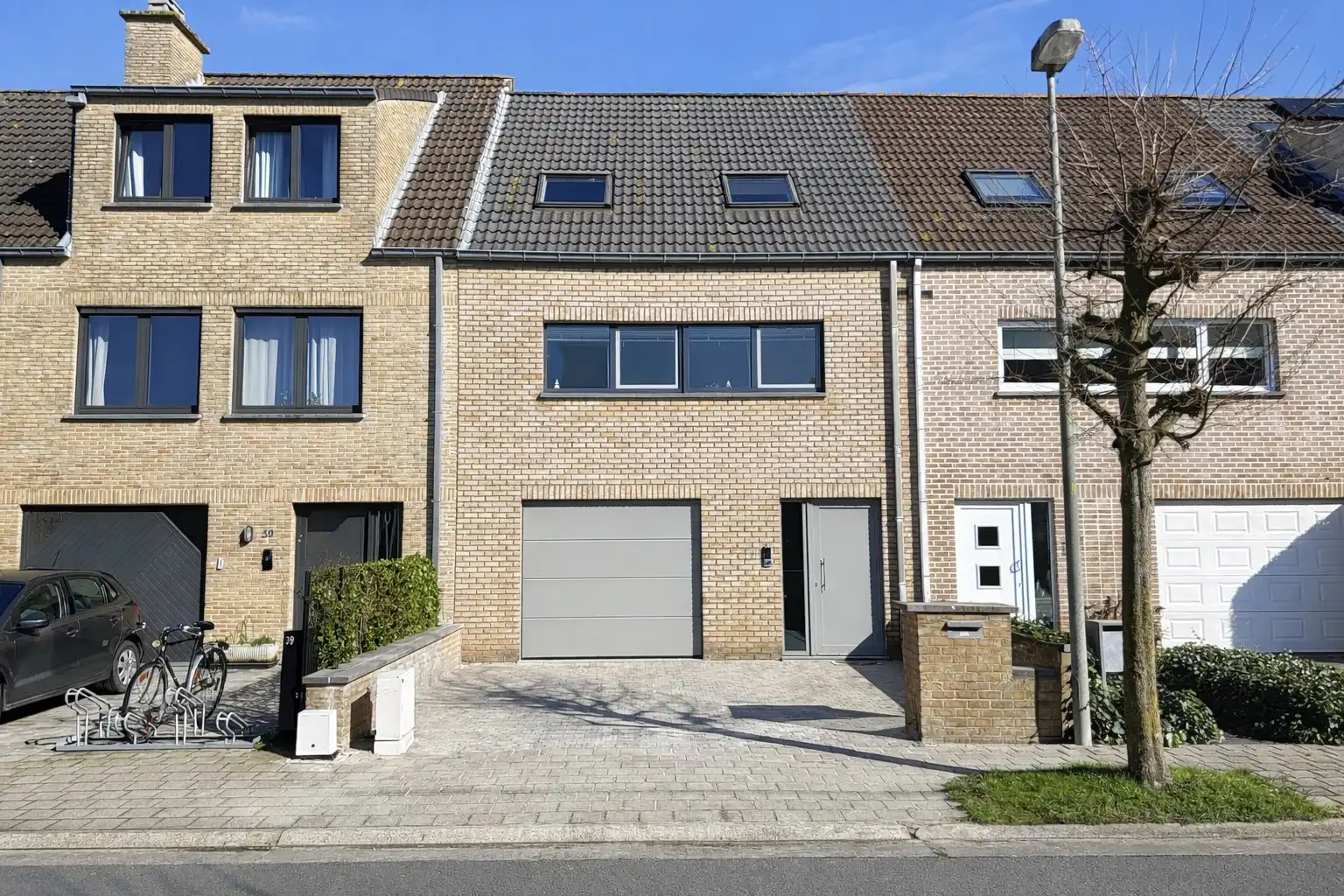 Ruime woning met garage centraal te Knokke foto {{pictureIndex}}