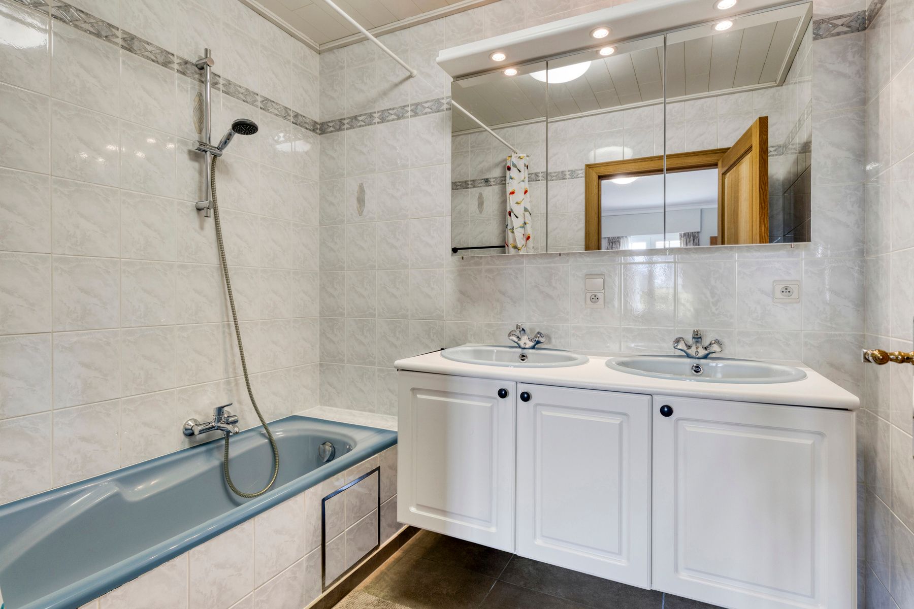 Perfect onderhouden villa met 4 slaapkamers, garage en tuin foto 13