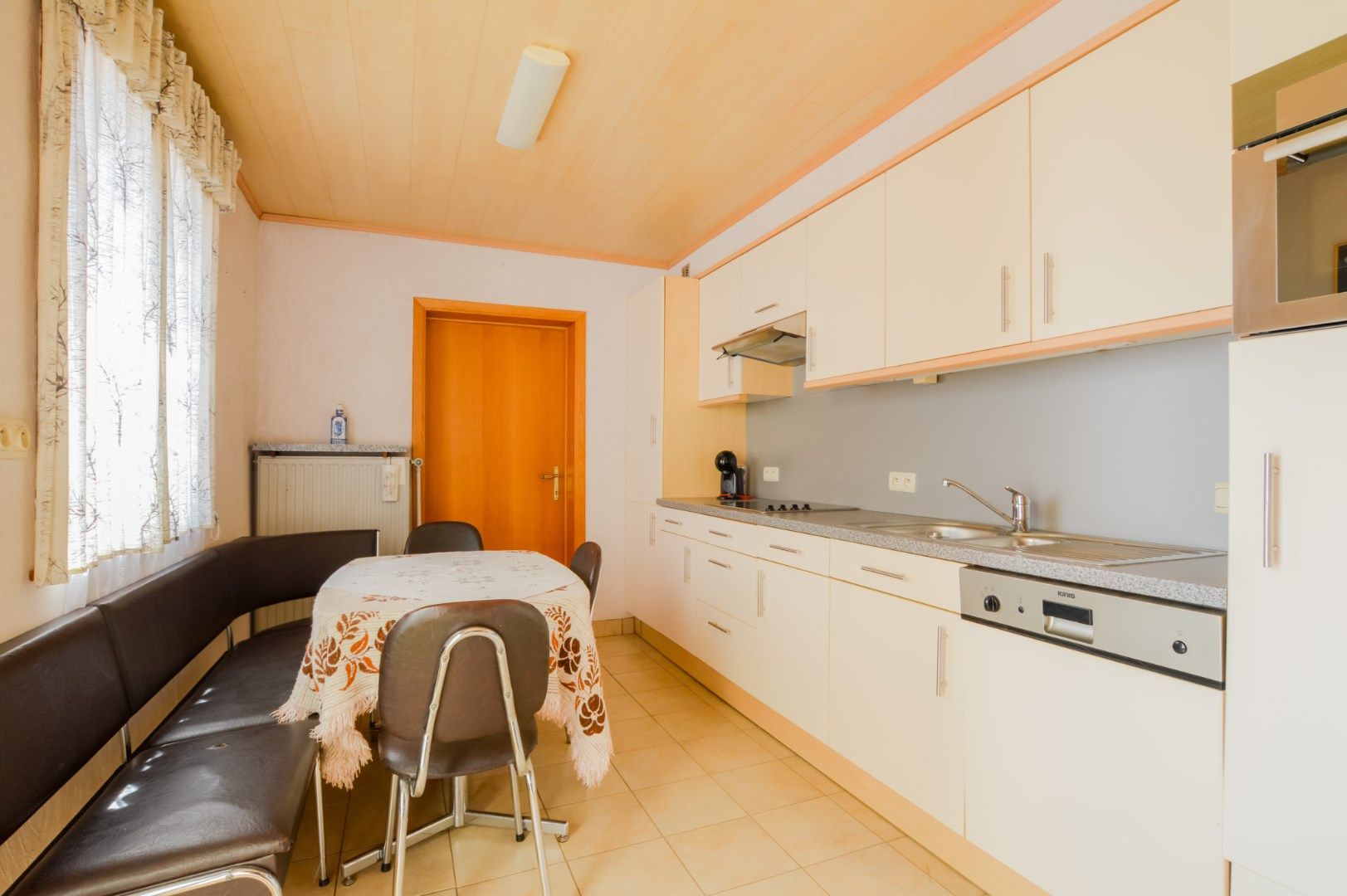 Halfopen woning op ruim perceel van 1.082 m² foto 5