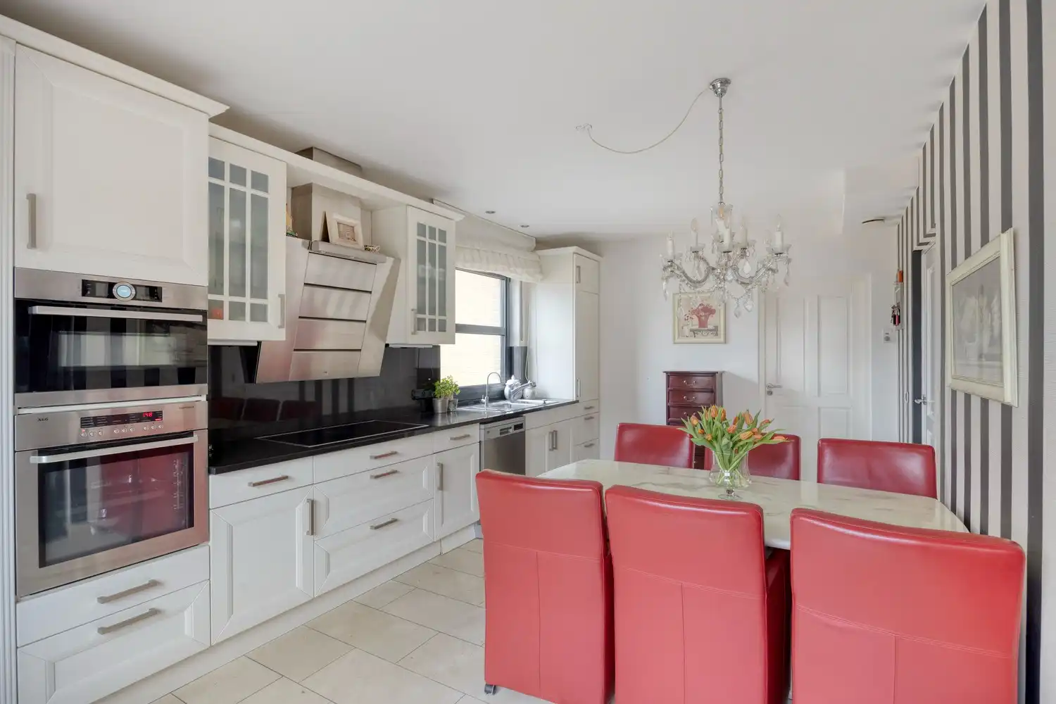 Ruime, vrijstaande woning te koop nabij het centrum van Lanaken. foto 11