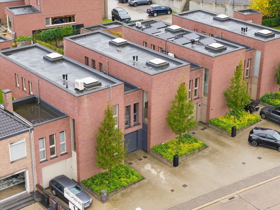 RECENTE ENERGIEZUINIGE WONING MET 3 SLAAPKAMERS, GARAGE EN ZONNIGE TUIN foto {{pictureIndex}}
