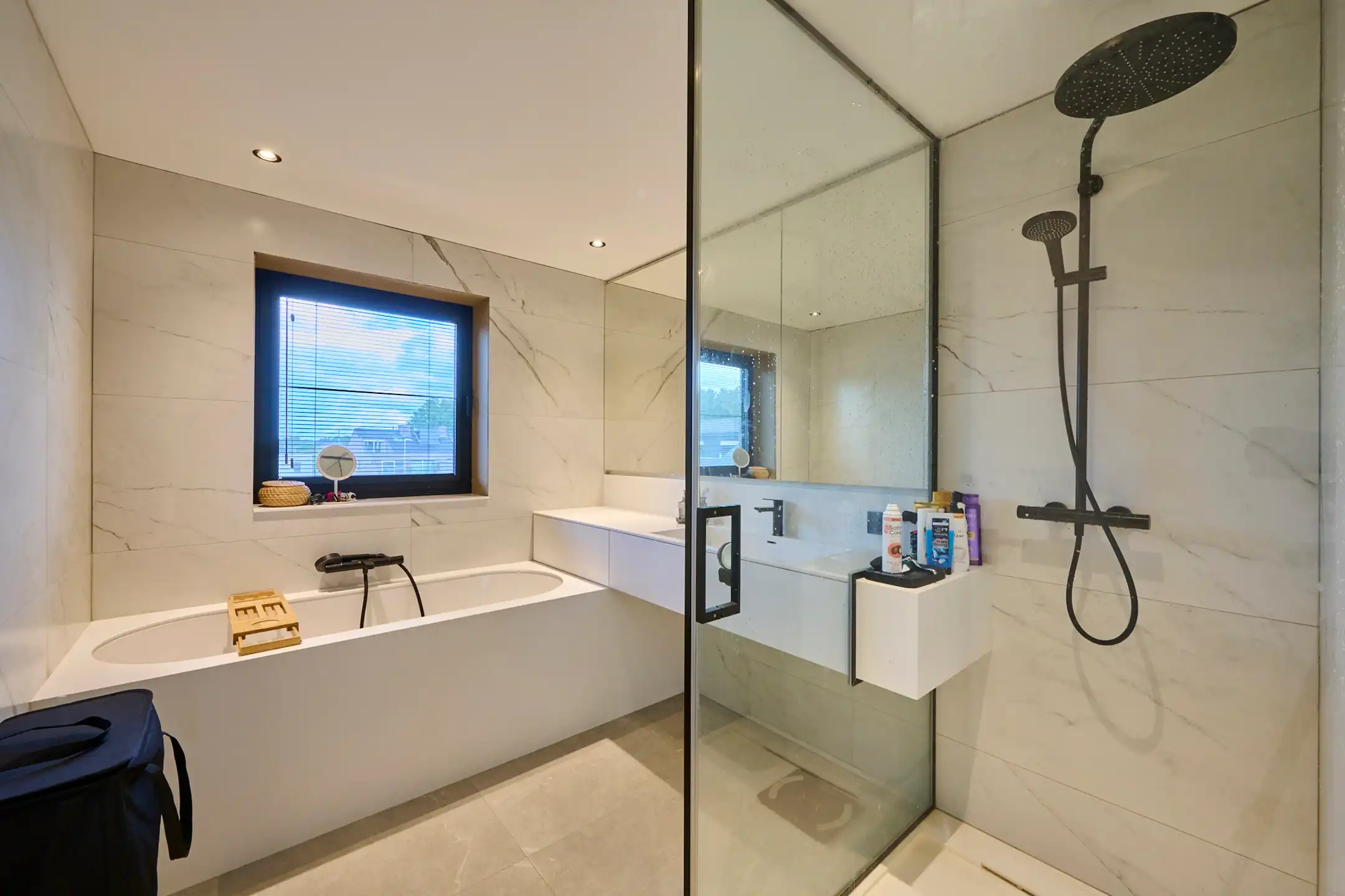 ZEER RUIM MODERN EN LICHTRIJK TRIPLEX APPARTEMENT VAN 160m² foto 7