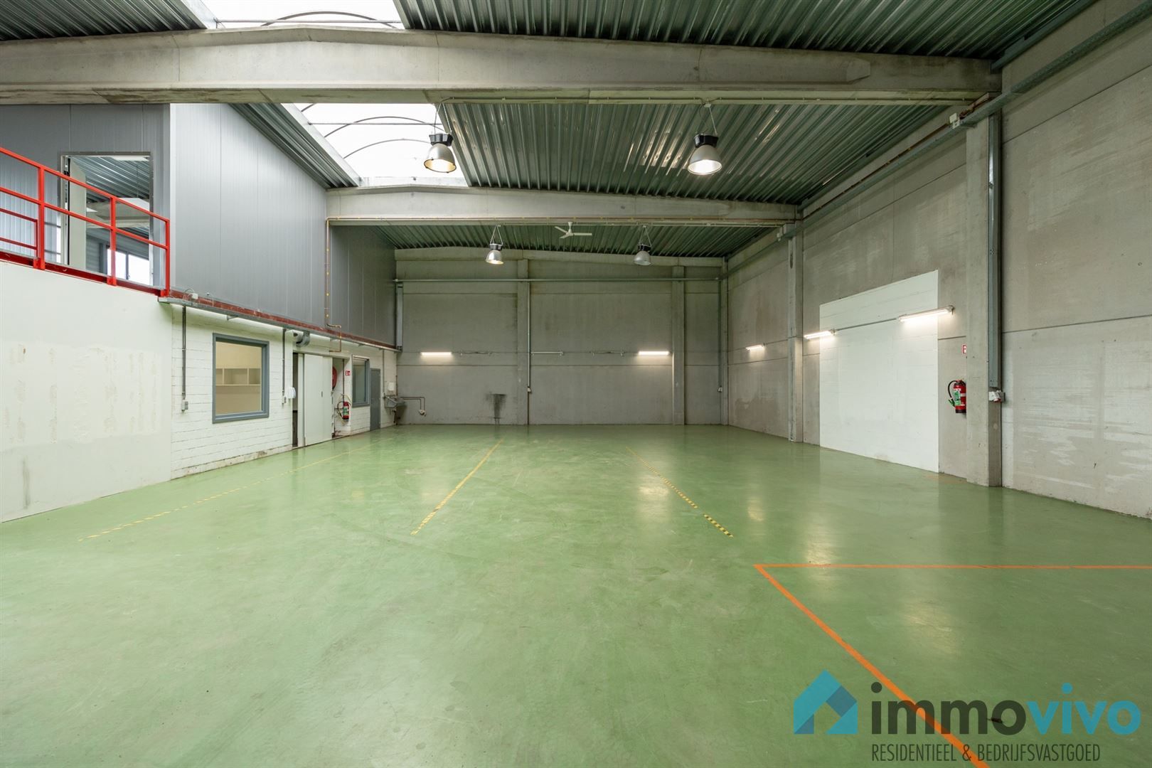 Instapklare KMO-unit van 400 m² met 160 m² kantoor en 5 pp. op toplocatie foto 3