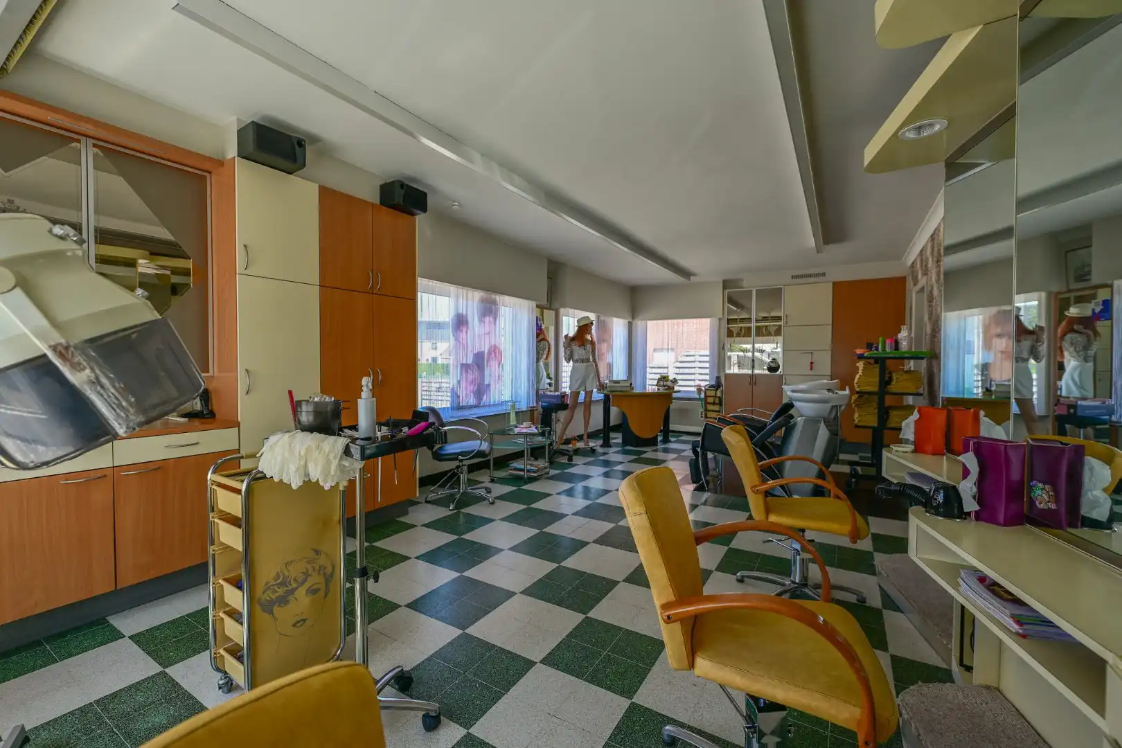 Ruime handelswoning met voormalige kapperszaak op 781m2 te Wildenburg foto 4