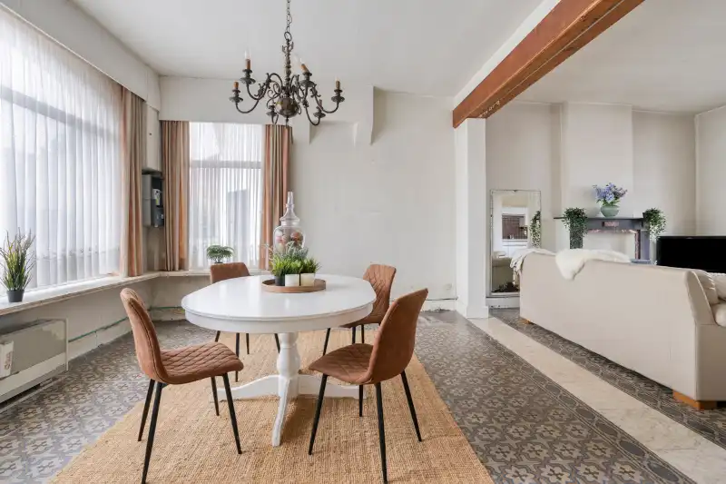 Karaktervolle halfopen woning met tuin en garage in Vinkt foto 4