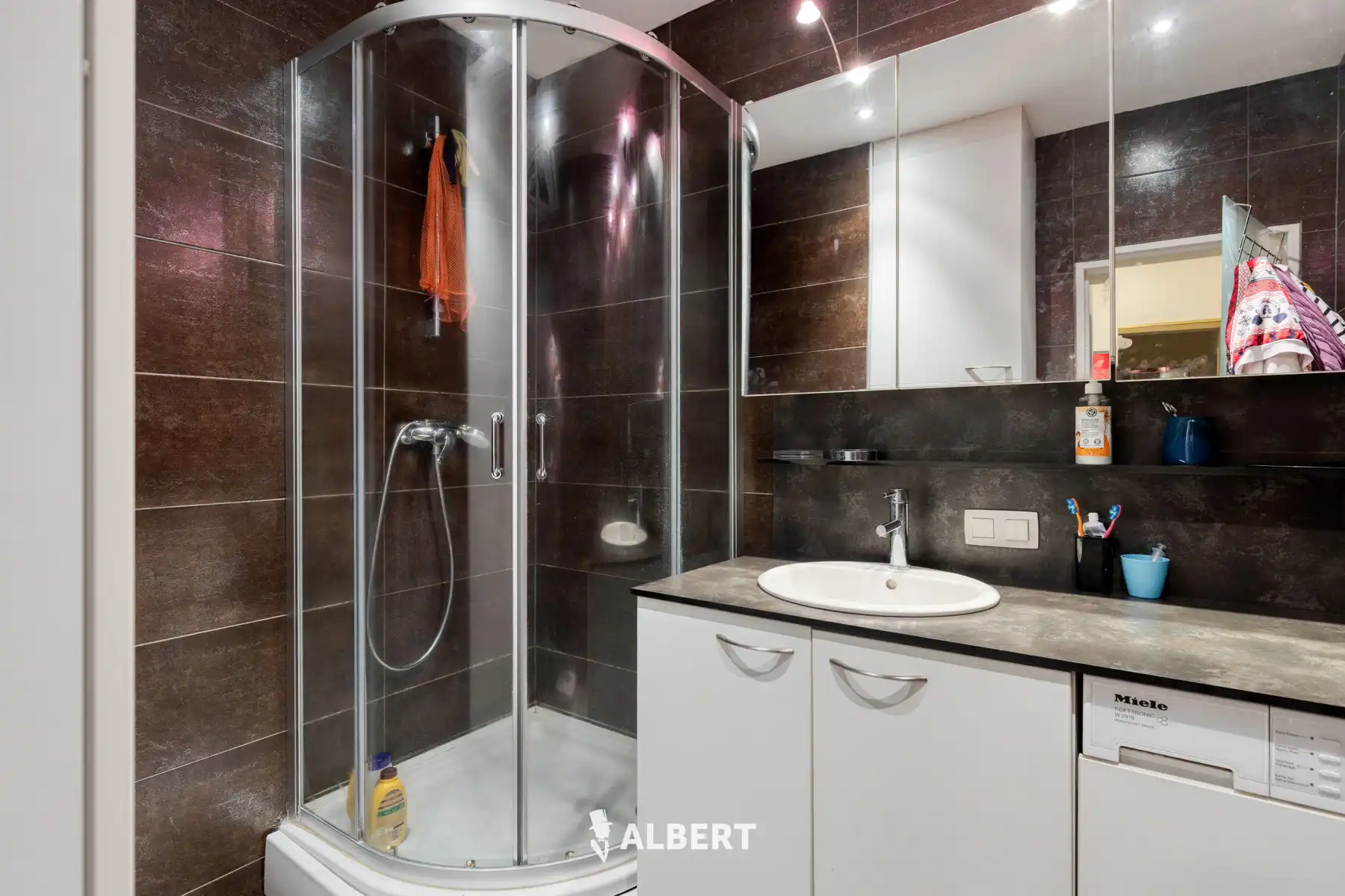 Lichtrijk 1-slaapkamerappartement met terras foto 7