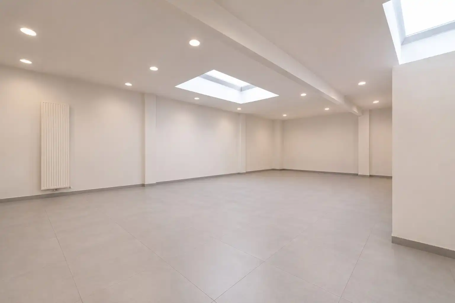 INSTAPKLAAR HANDELS-/KANTOORGELIJKVLOERS (334m²) foto 9