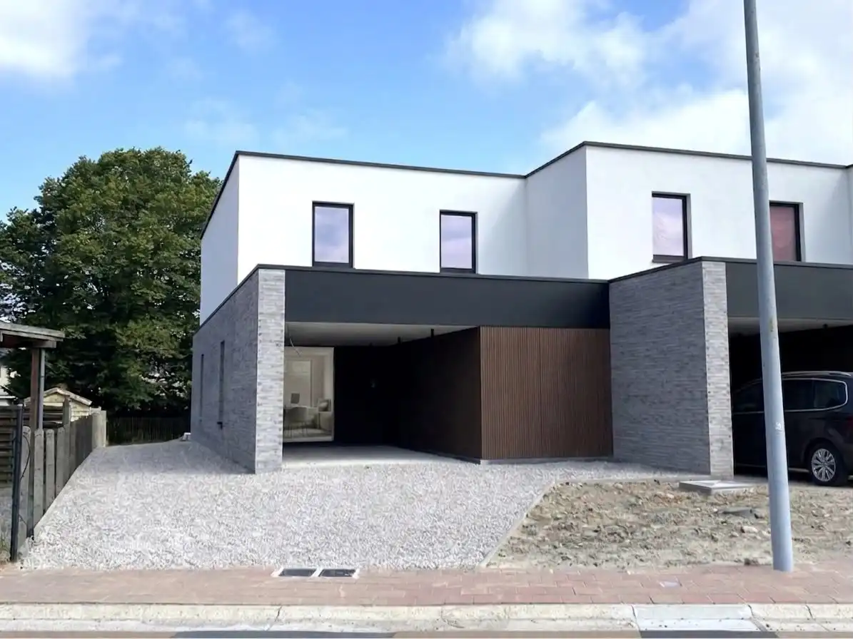 INSTAPKLARE ENERGIEZUINIGE NIEUWBOUWWONING MET 3 SLPKS | TUIN foto {{pictureIndex}}