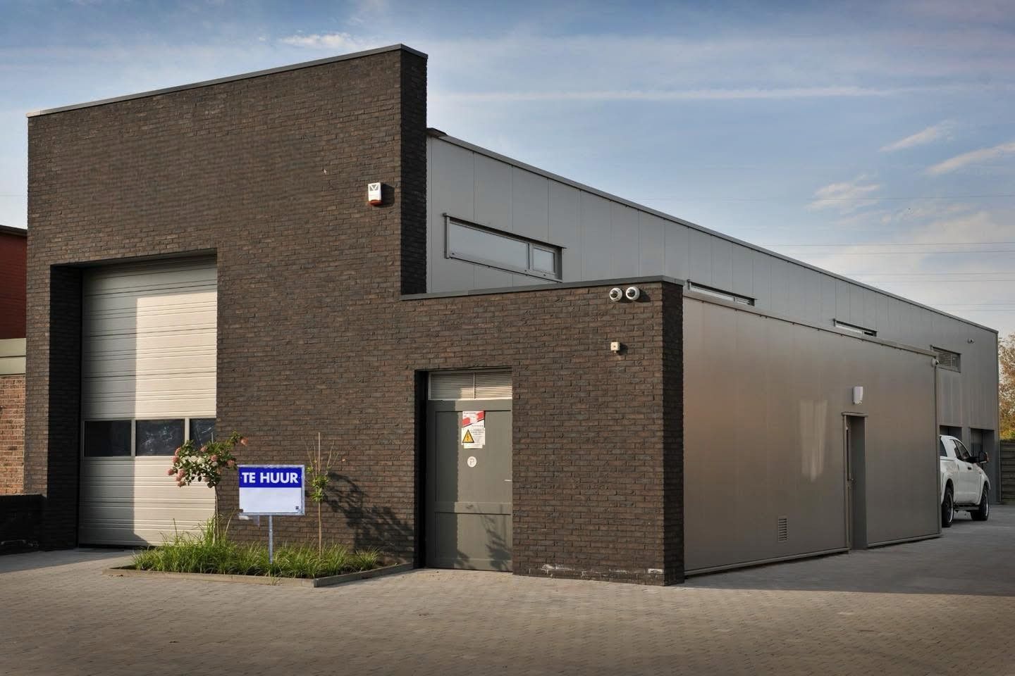 Hal met kantoor en woonruimte foto 14