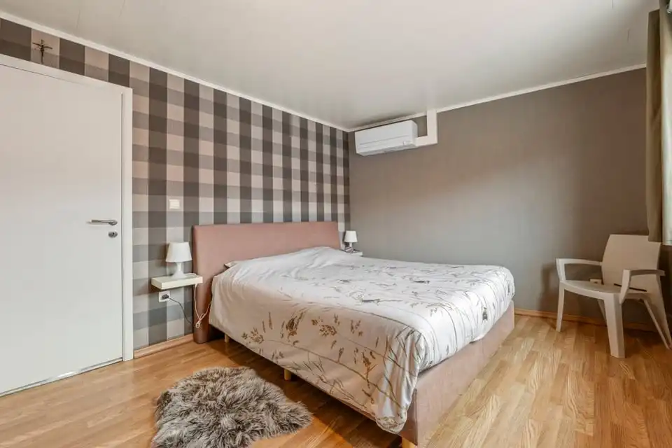 INSTAPKLARE HALFOPEN BEBOUWING MET ZONNEPANELEN EN TERRAS IN TONGEREN foto 15