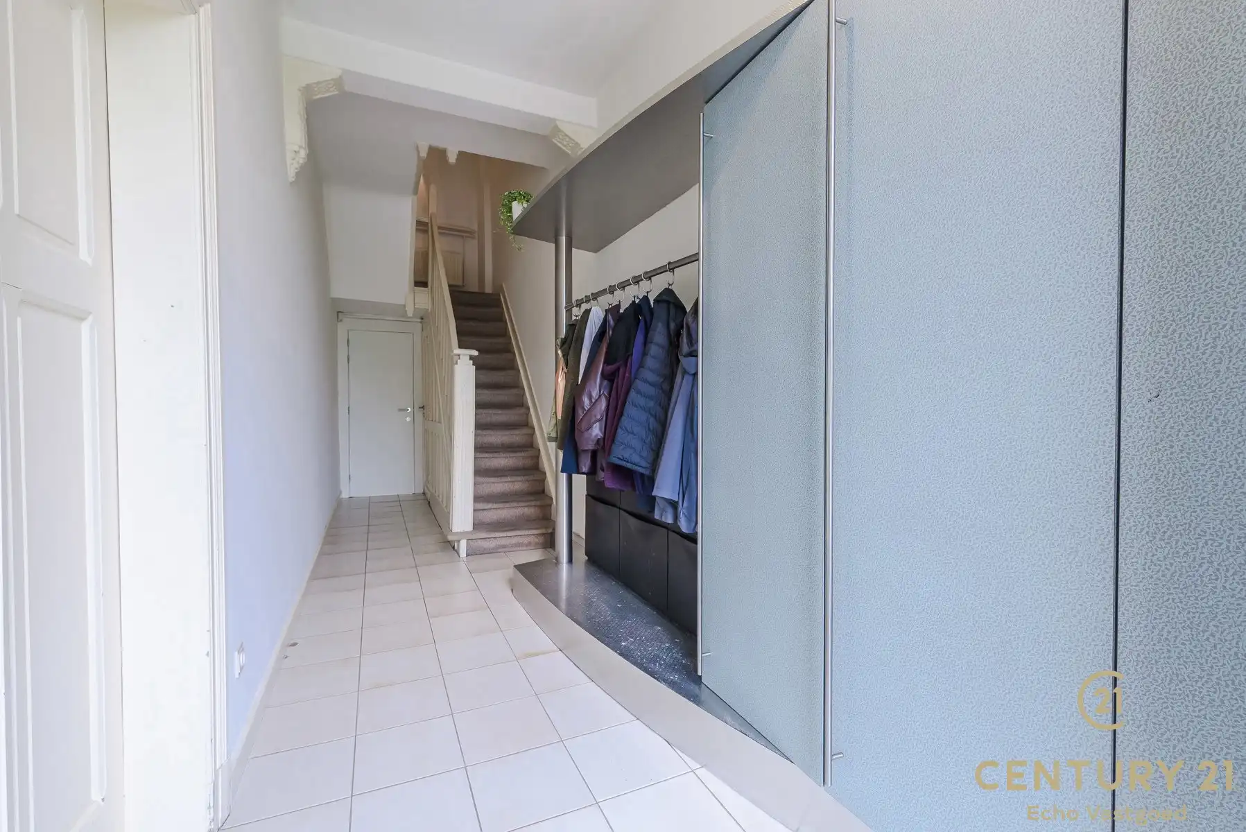 Verrassend ruime, onderhouden woning met zwembad en bijhuis. foto 3