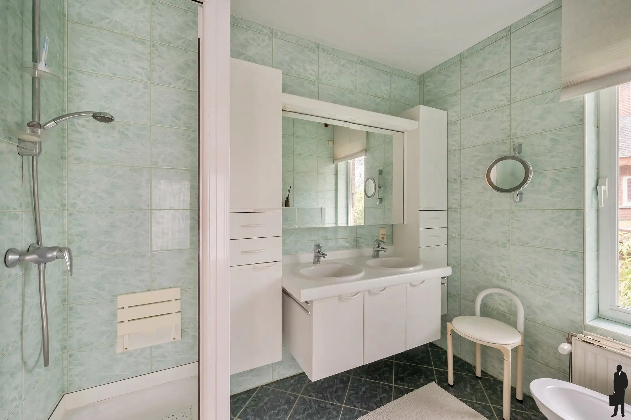 Ruim villa-appartement met 4 slaapkamers & garage foto 14