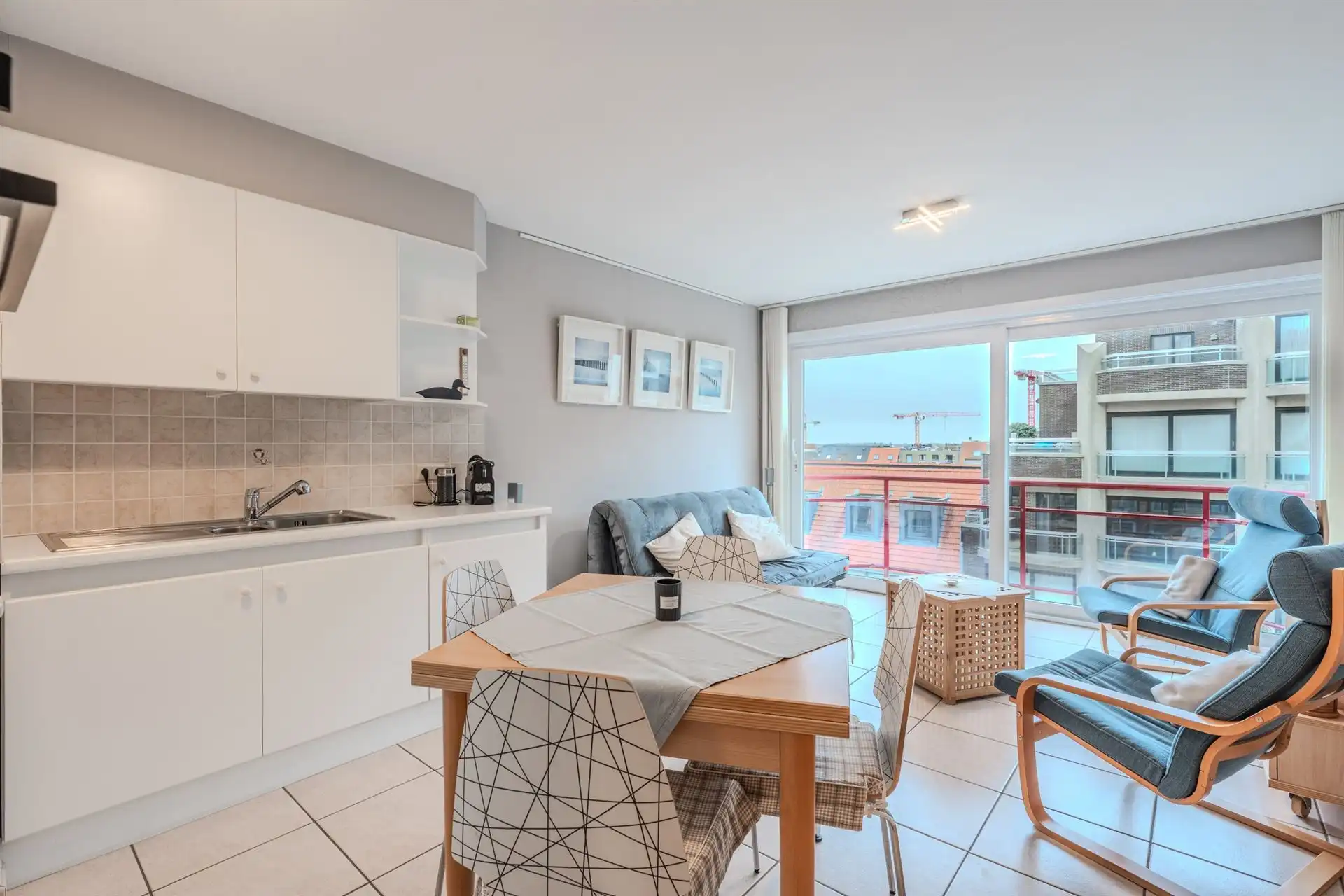 Instapklare studio met zijdelings zeezicht foto {{pictureIndex}}