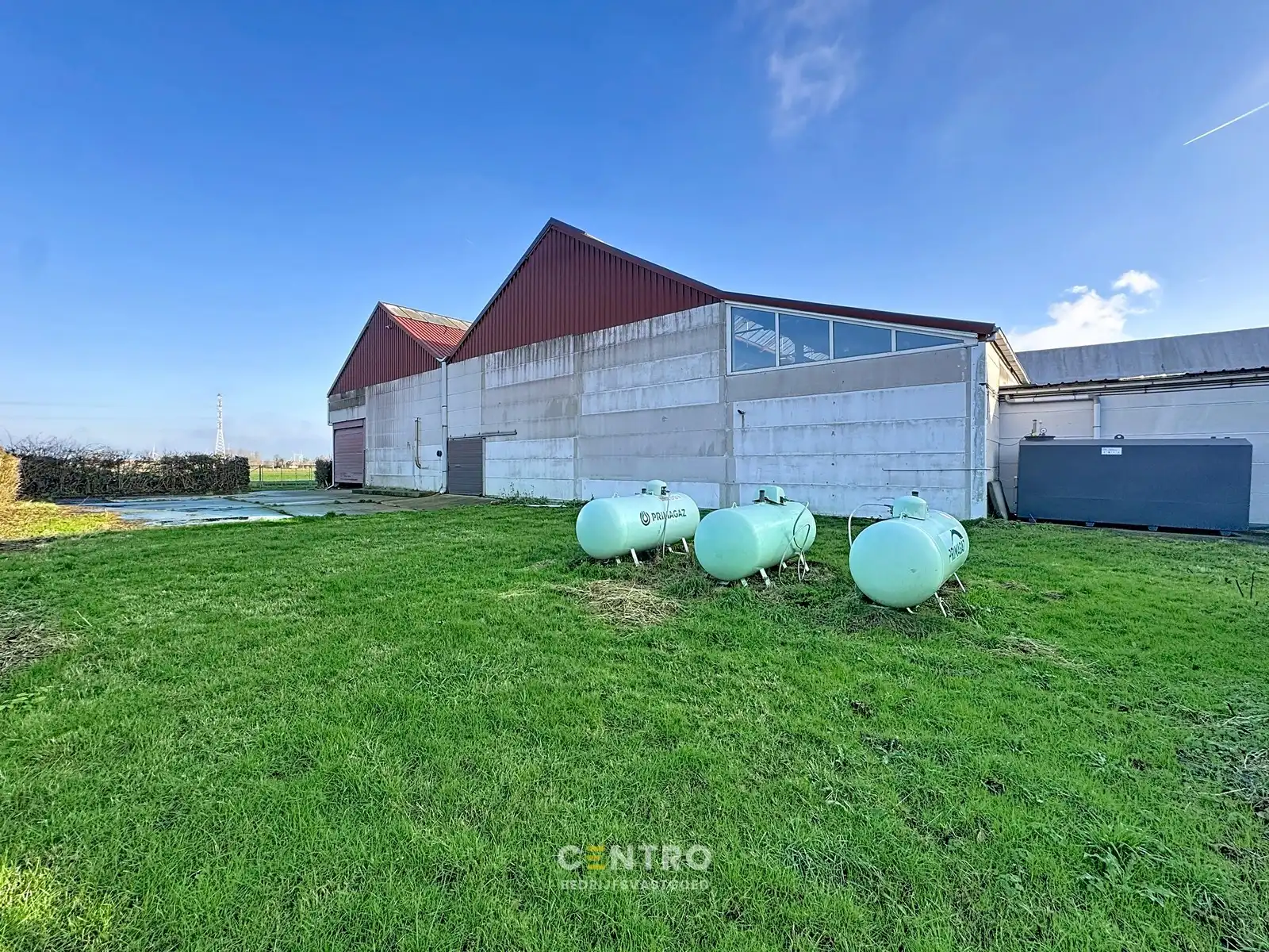 Opslagruimte met showroom en 3 verhuurde appartementen op 3.682m2! foto 19