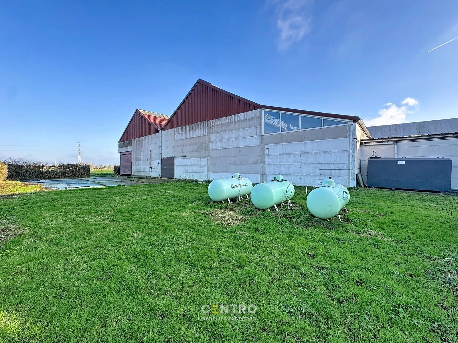 Opslagruimte met showroom en 3 verhuurde appartementen op 3.682m2! foto 17