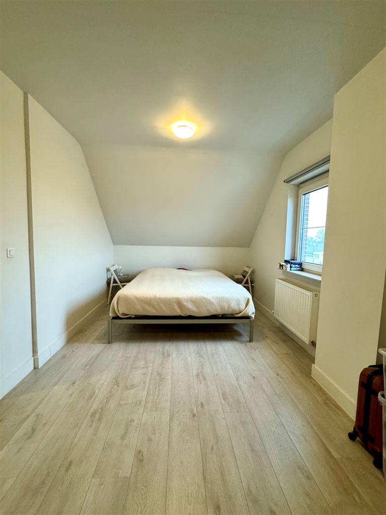 Prachtig duplex-appartement met 3 ruime slaapkamers, groot terras en aparte garage, rustig gelegen nabij het centrum van Maaseik. foto 10