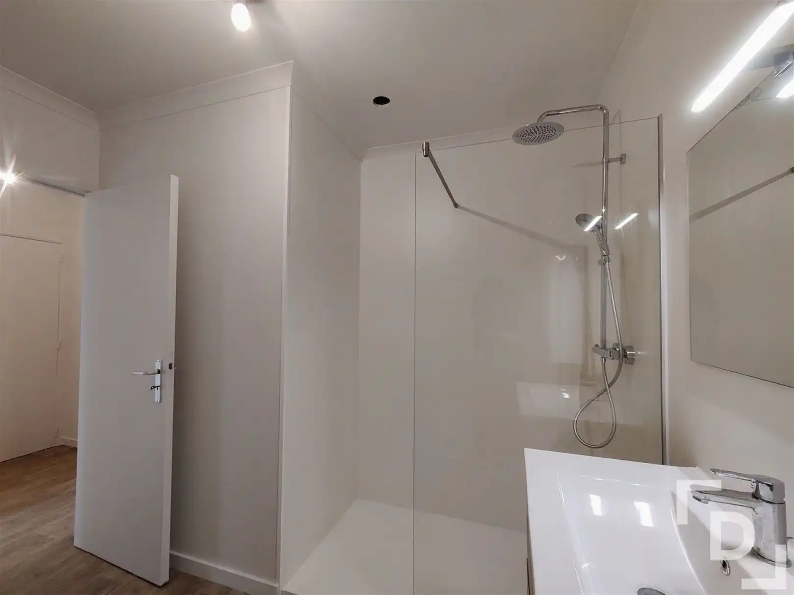 Gerenoveerd appartement in centrum Ieper foto 11