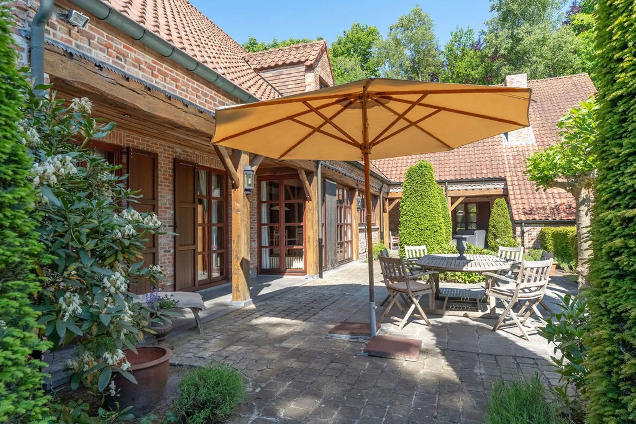 Ruime villa met 6 slpk op 2.295 m² grond met veel privacy foto 4