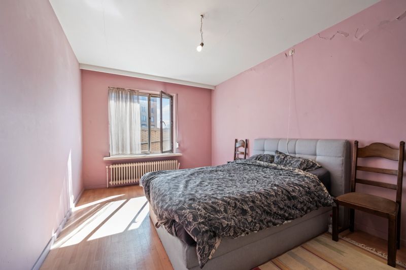 Roeselare-stadskern. Verzorgd en verhuurd TWEE-slaapkamerapprtement van 85 m2. Terras achteraan van +/- 14m2. Dichtbij scholen, winkels en de Markt, op wandelafstand. foto 8