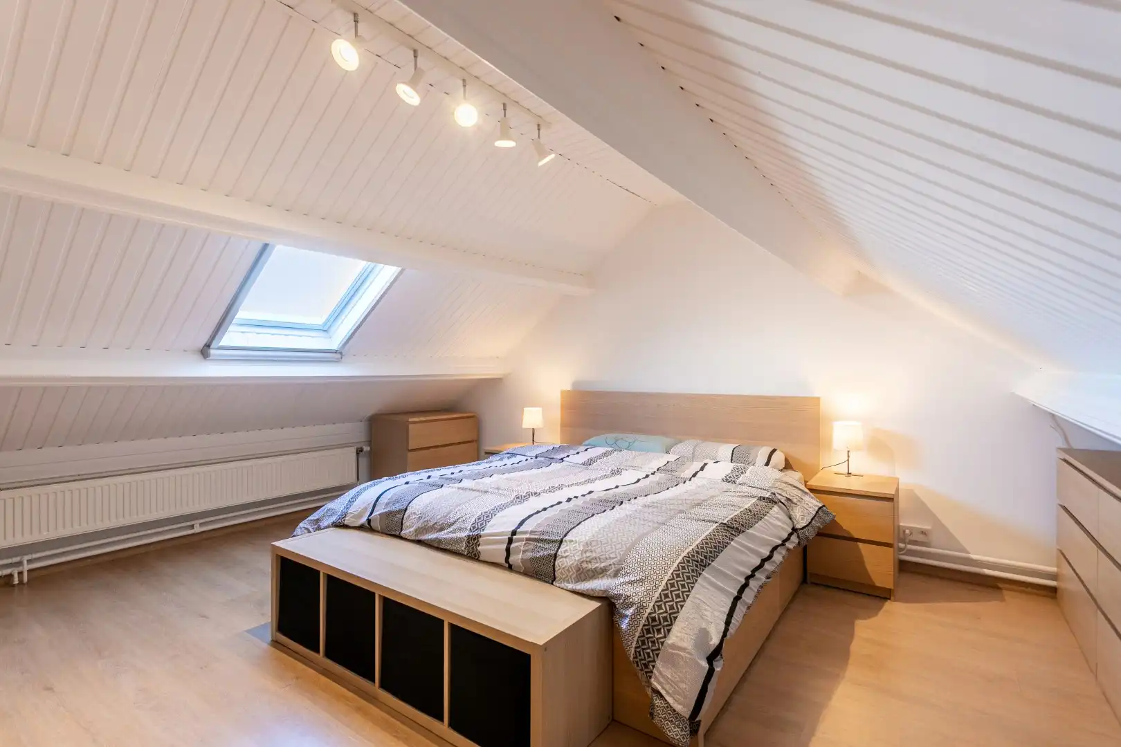 Instapklare woning met 3 slaapkamers, tuin en 2 garages.  foto 15