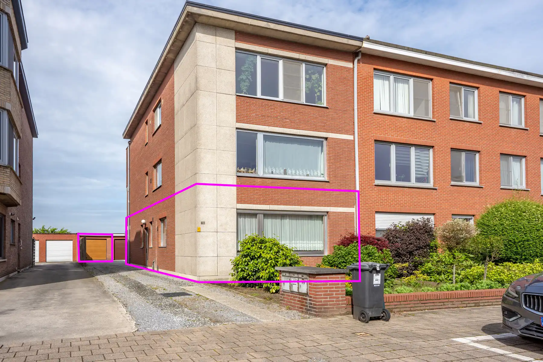 Hoofdfoto van de publicatie: Te renoveren gelijkvloers appartement met 2 slaapkamers en garagebox!