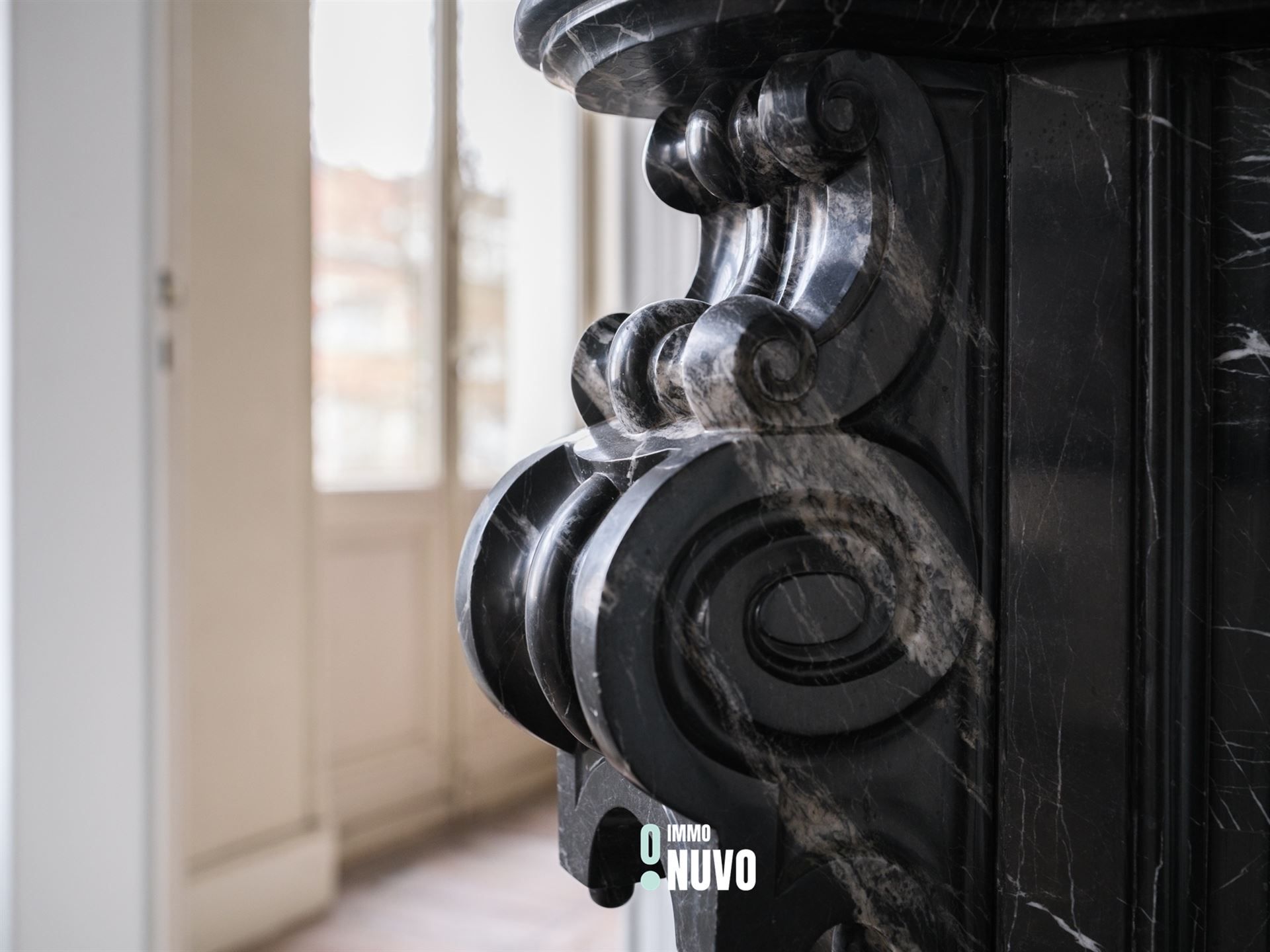 Exclusief herenhuis met handelspand op toplocatie te Aalst. foto 19