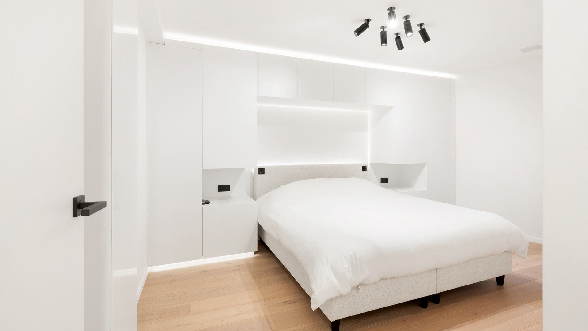 Subliem gerenoveerd appartement aan de Zeedijk foto 15