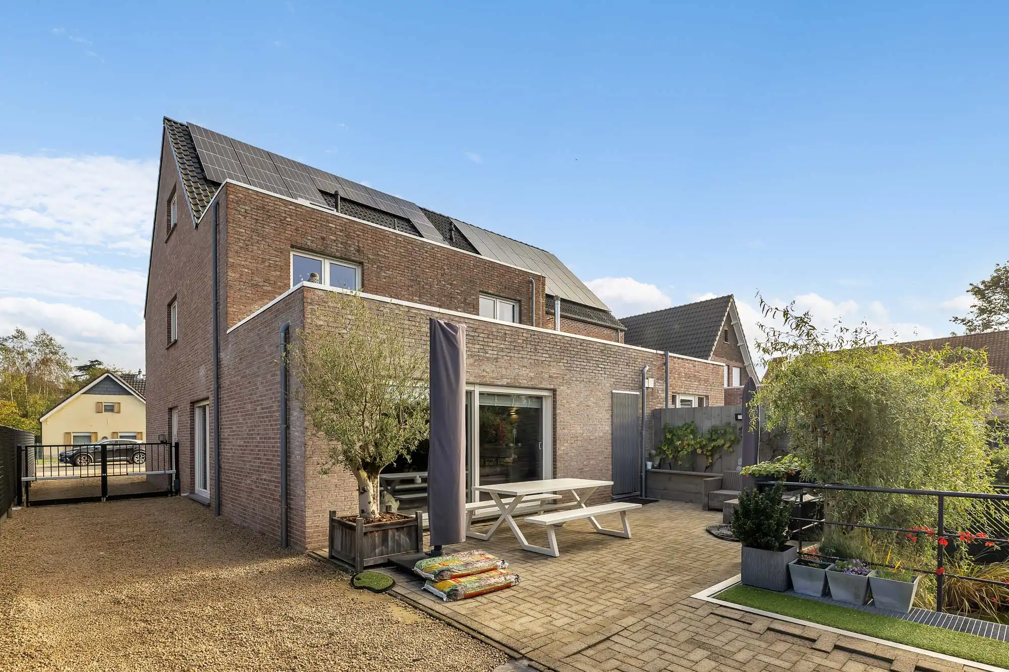Instapklare, goed onderhouden woning op gunstige locatie foto 2