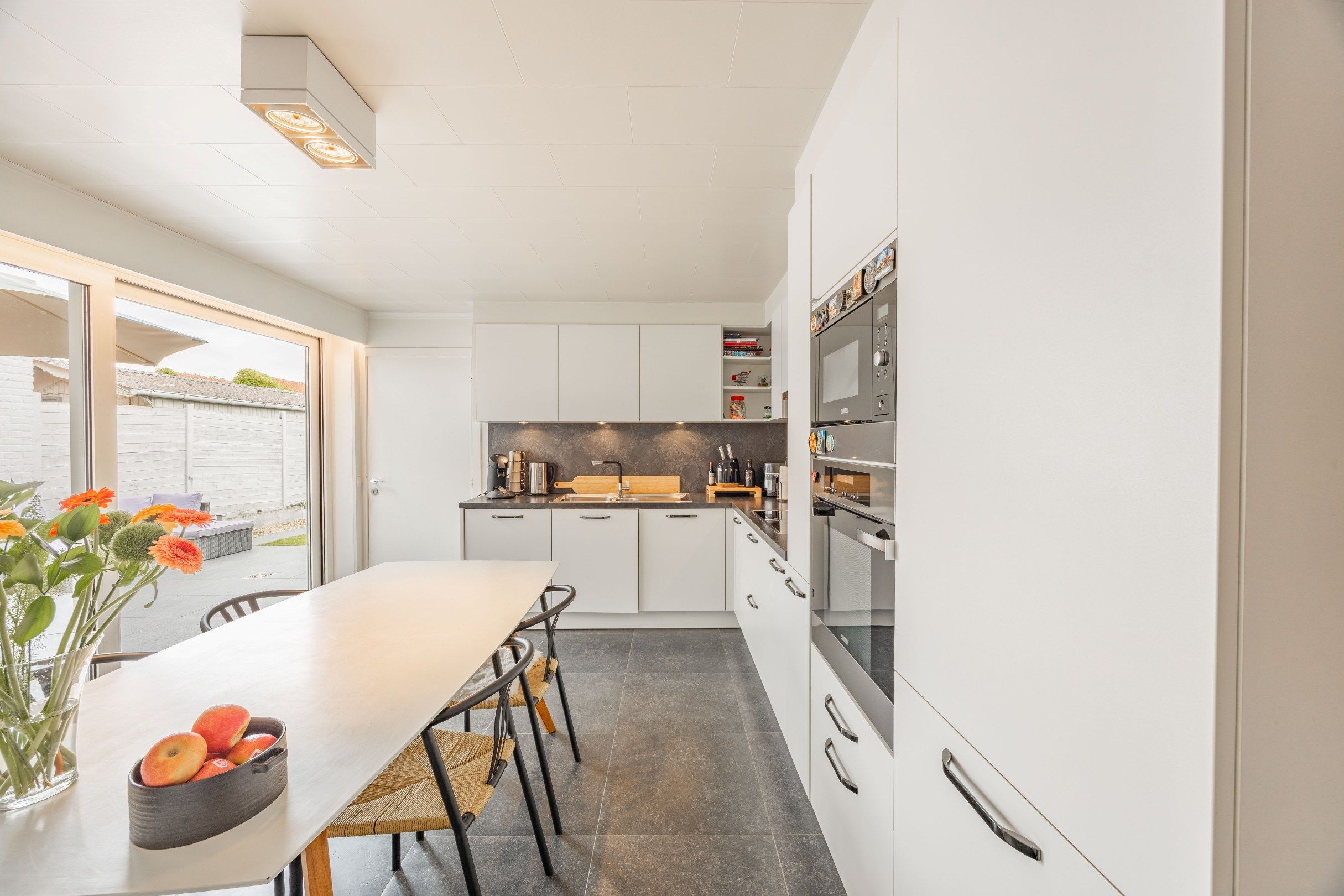 Gerenoveerde woning met garage foto 10