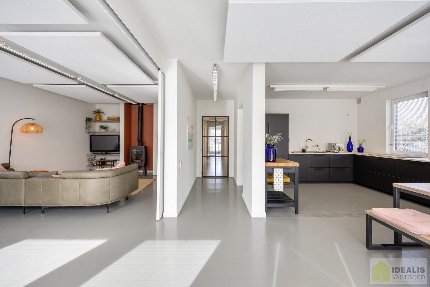 STATIGE, STRAKKE EN UITERST RUIME WONING/KANTOOR MET HOOGSTAANDE AFWERKING EN OOG VOOR DETAIL. VOORZIEN VAN 3 SLAAPKAMERS, RIANTE LEEFRUIMTES ÉN UNIEKE LANDSCAPE KANTOORRUIMTES OP RESIDENTIËLE DOCH GUNSTIGE LOCATIE! foto 13