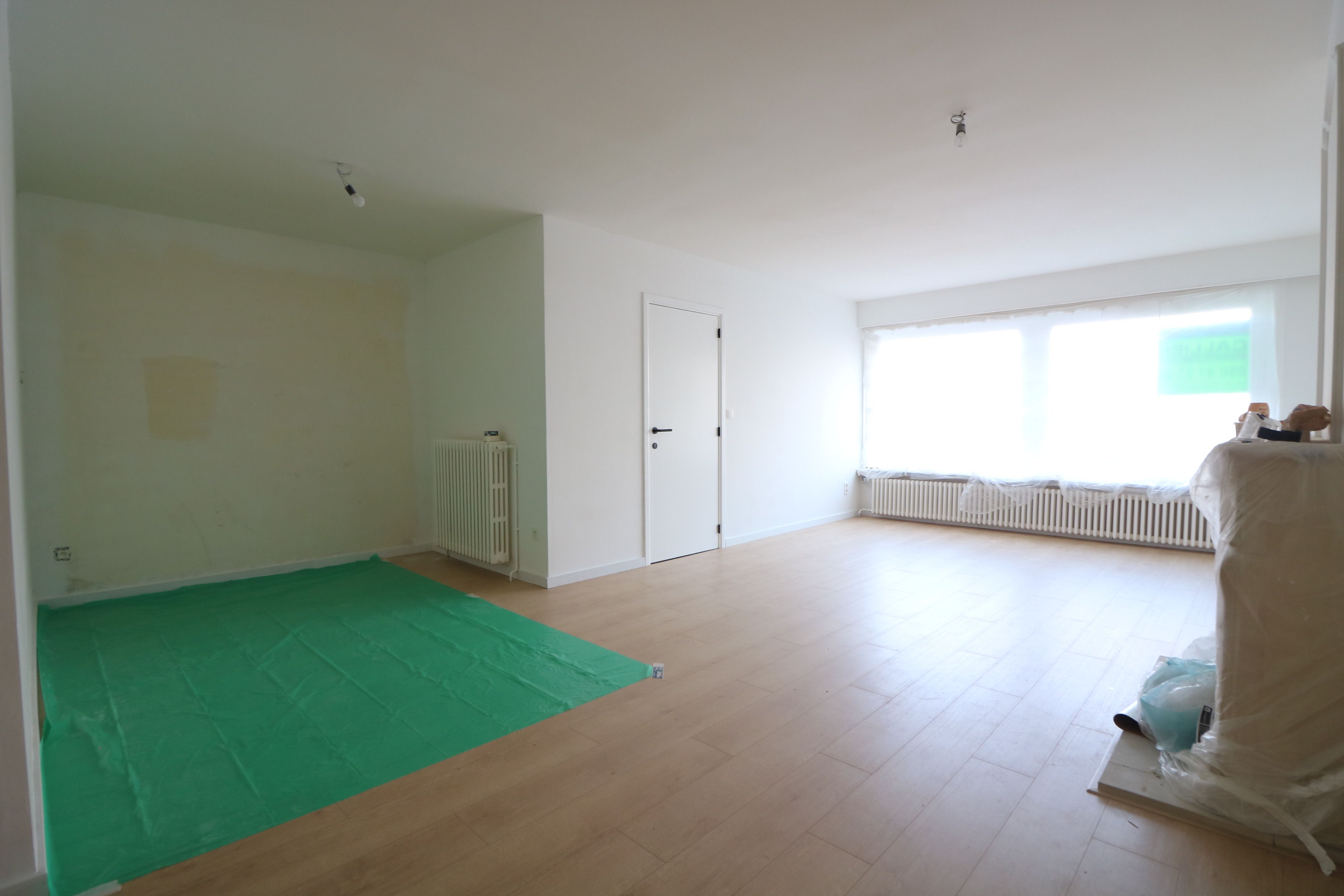 Volledig gerenoveerd, ruim 2-slaapkamerappartement met tuin, vlakbij het centrum van Blankenberge. foto {{pictureIndex}}