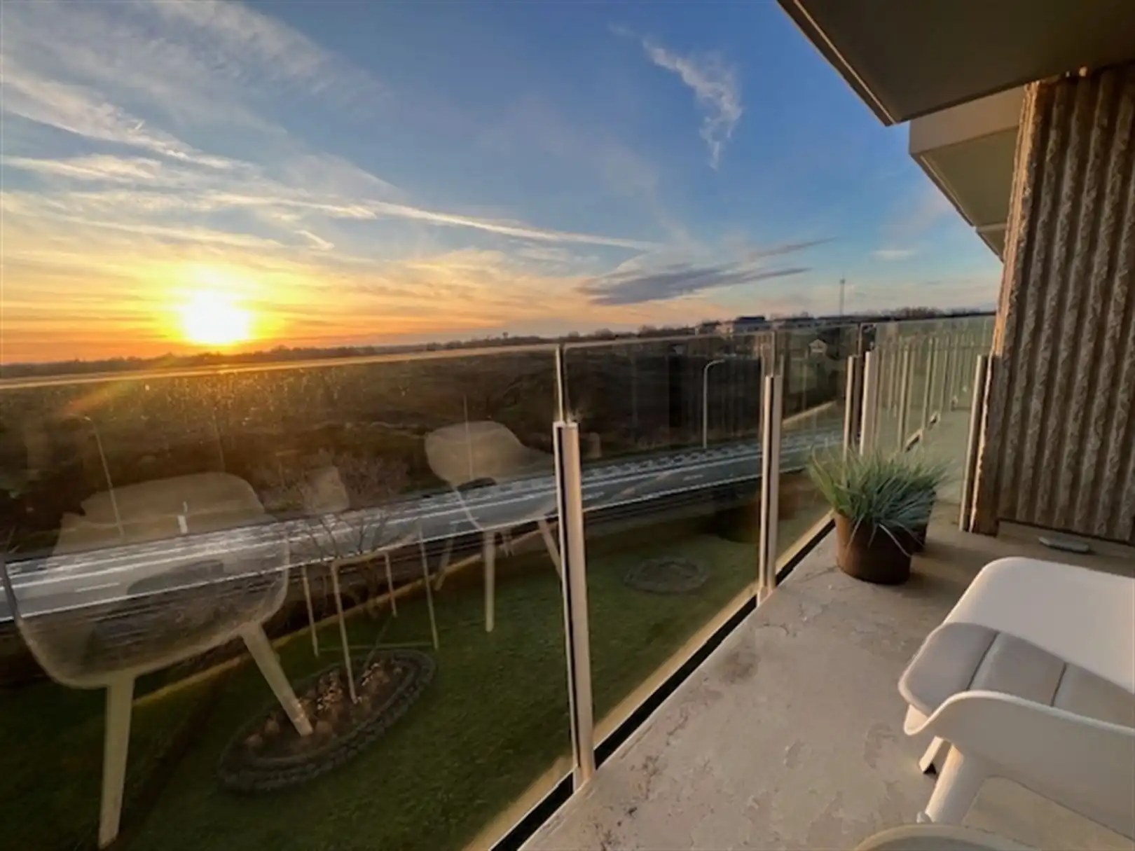 Compleet vernieuwde studio met zicht op duinen zuidgerciht foto 3