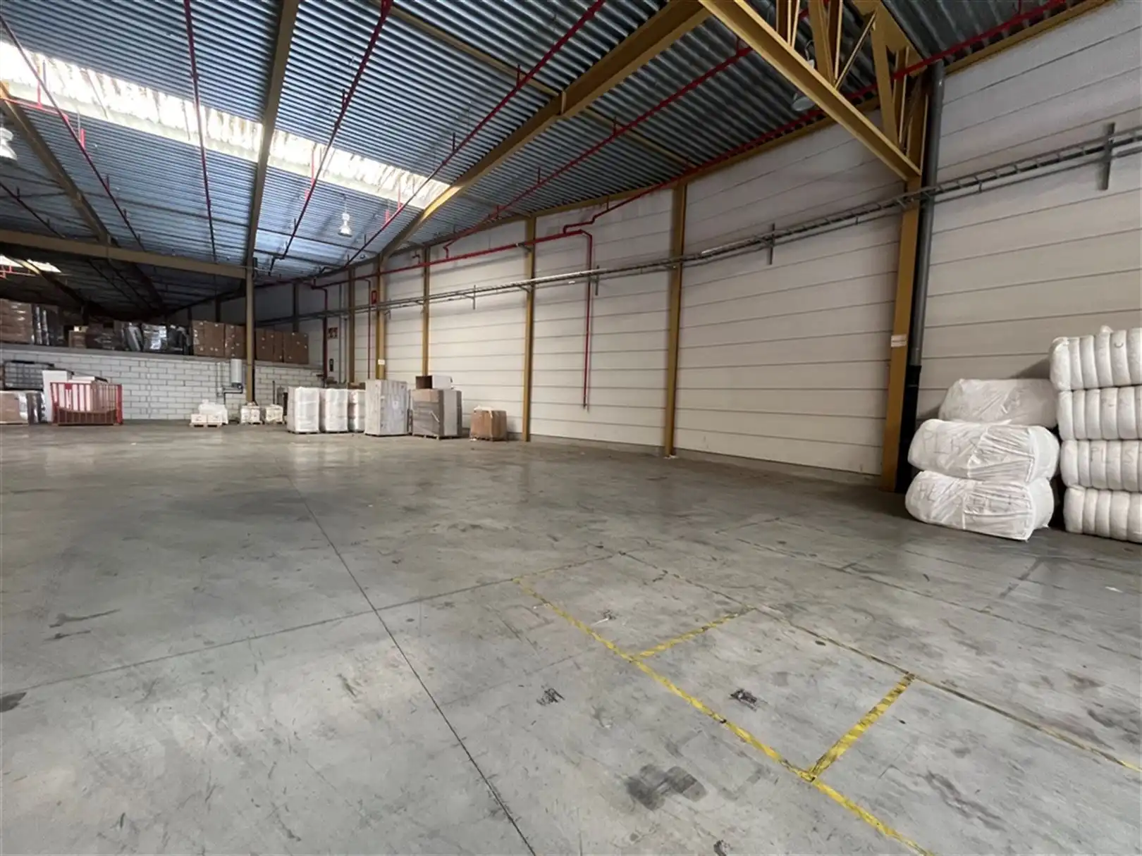 Magazijn met laad- en loskades en ruime parking foto 9