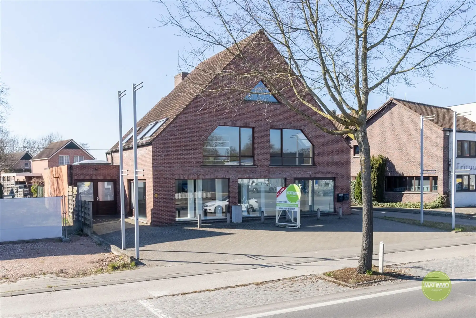 Uniek handelshuis met ruime woonst op toplocatie in Mol  foto {{pictureIndex}}