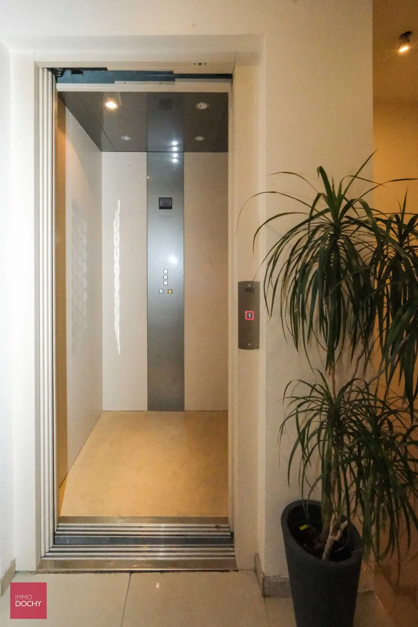 Vernieuwde herenwoning met atelier/magazijn/handelsruimte en lift centrum Kortrijk foto 10