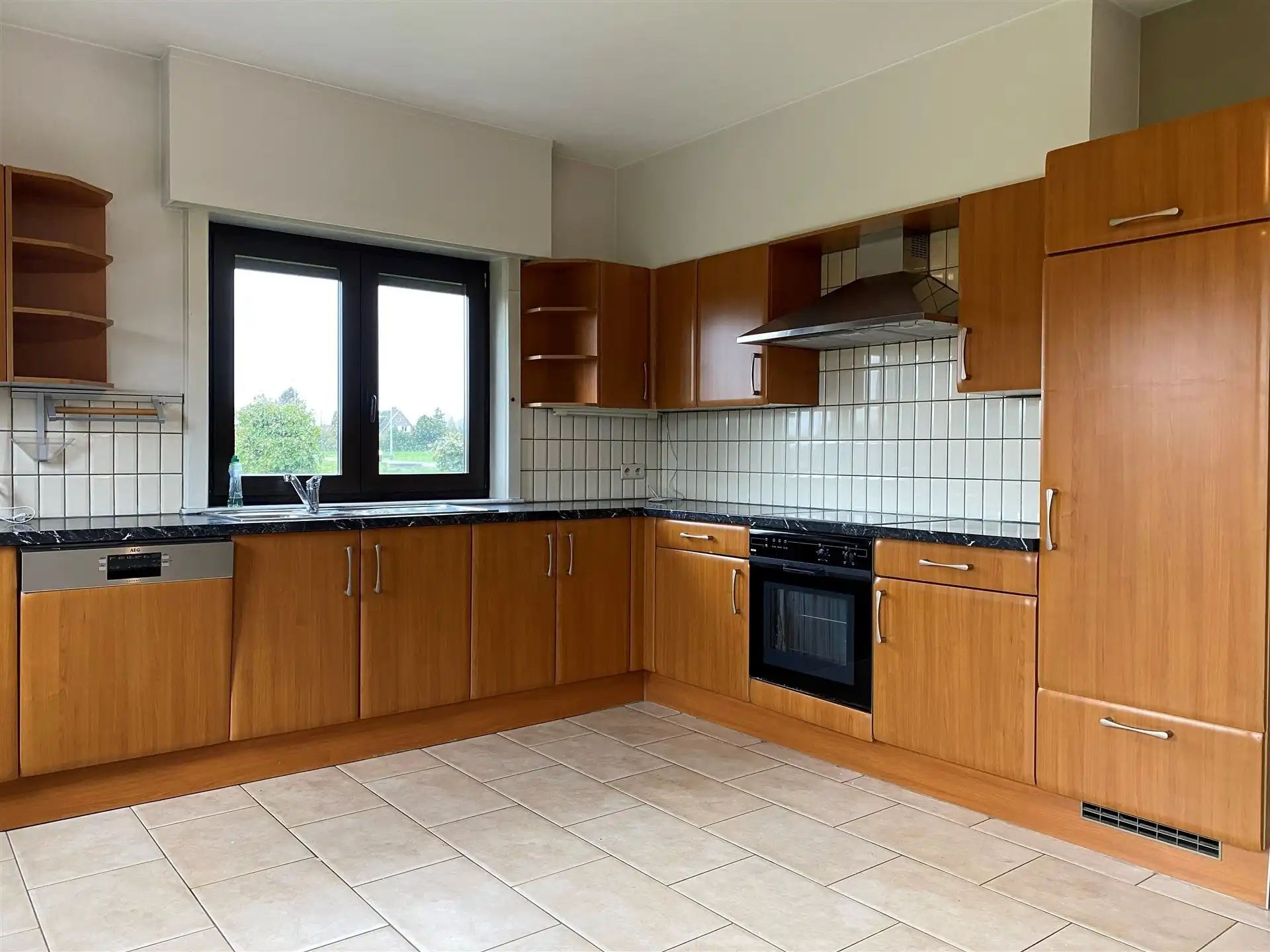 Halfopen woning met 4 slaapkamers en 2 badkamers. foto 4