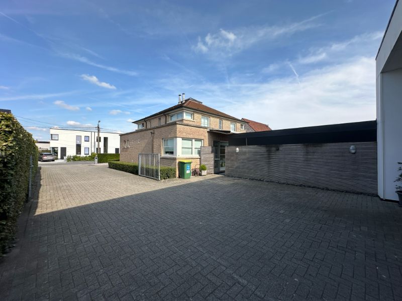 Exclusieve Villa met Magazijn in Merelbeke: Wonen en Werken in Stijl foto 2