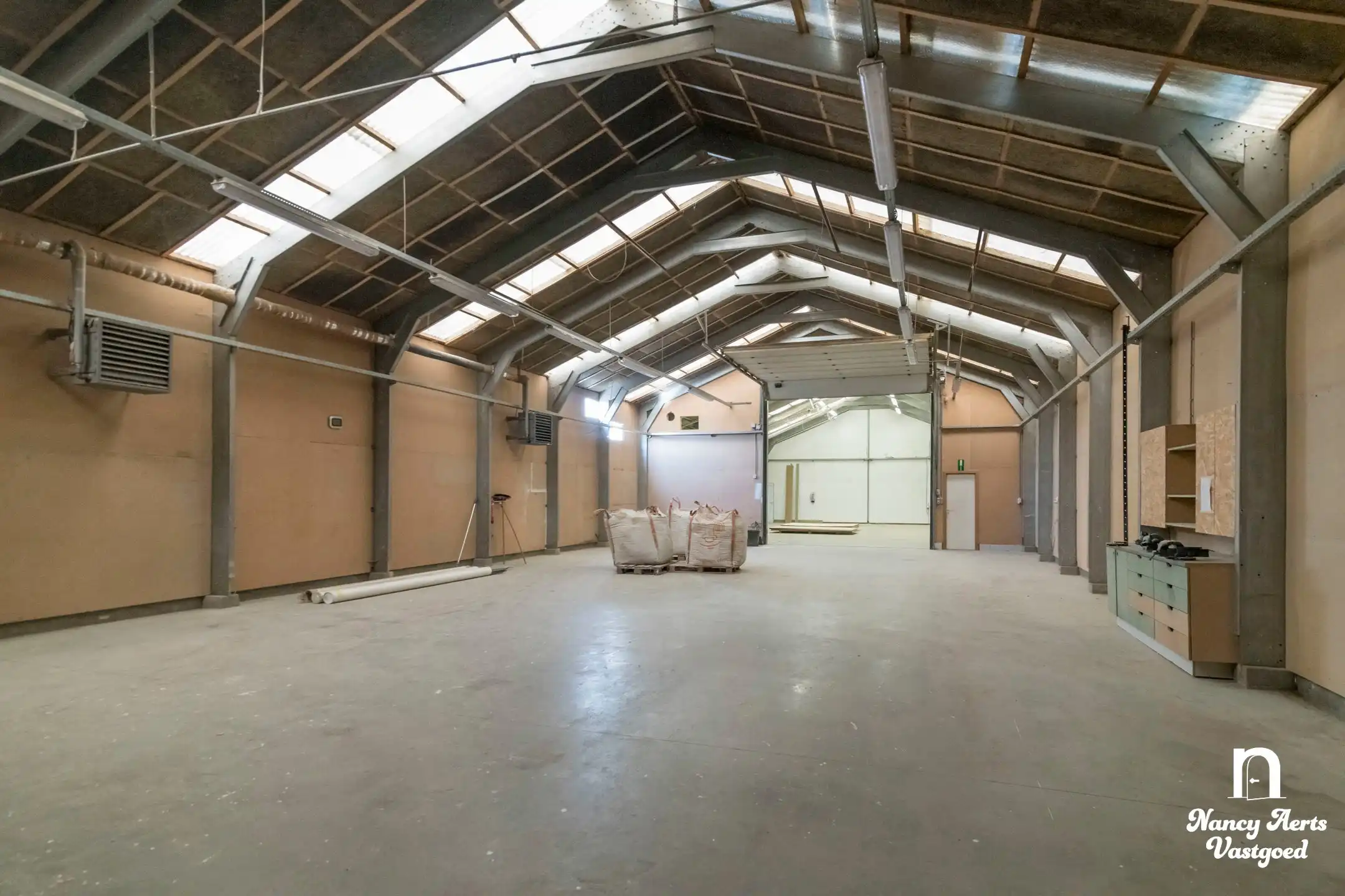 Loods van 550 m² met kantoor en woning met 4 slaapkamers foto 6