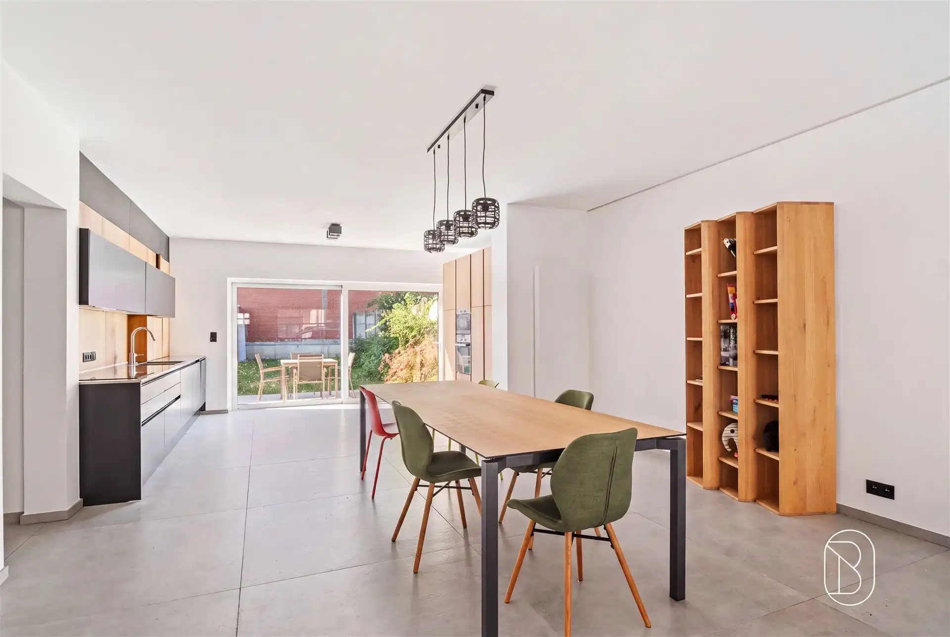 Toffe recente grote kwalitatieve woning met garage en tuin foto 3