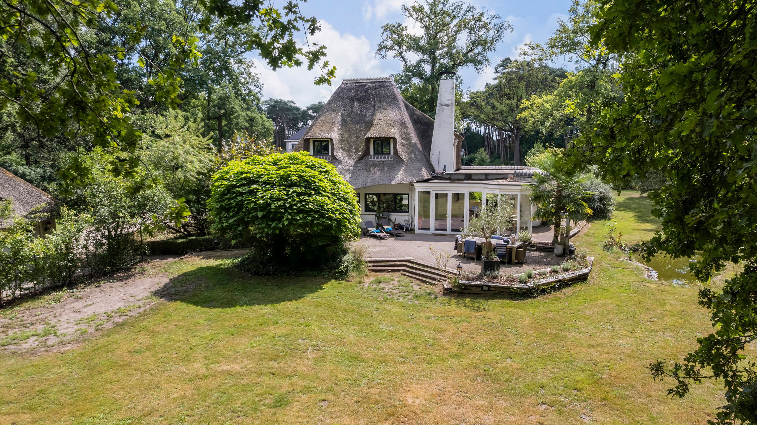 Charmante rietgedekte villa foto 46