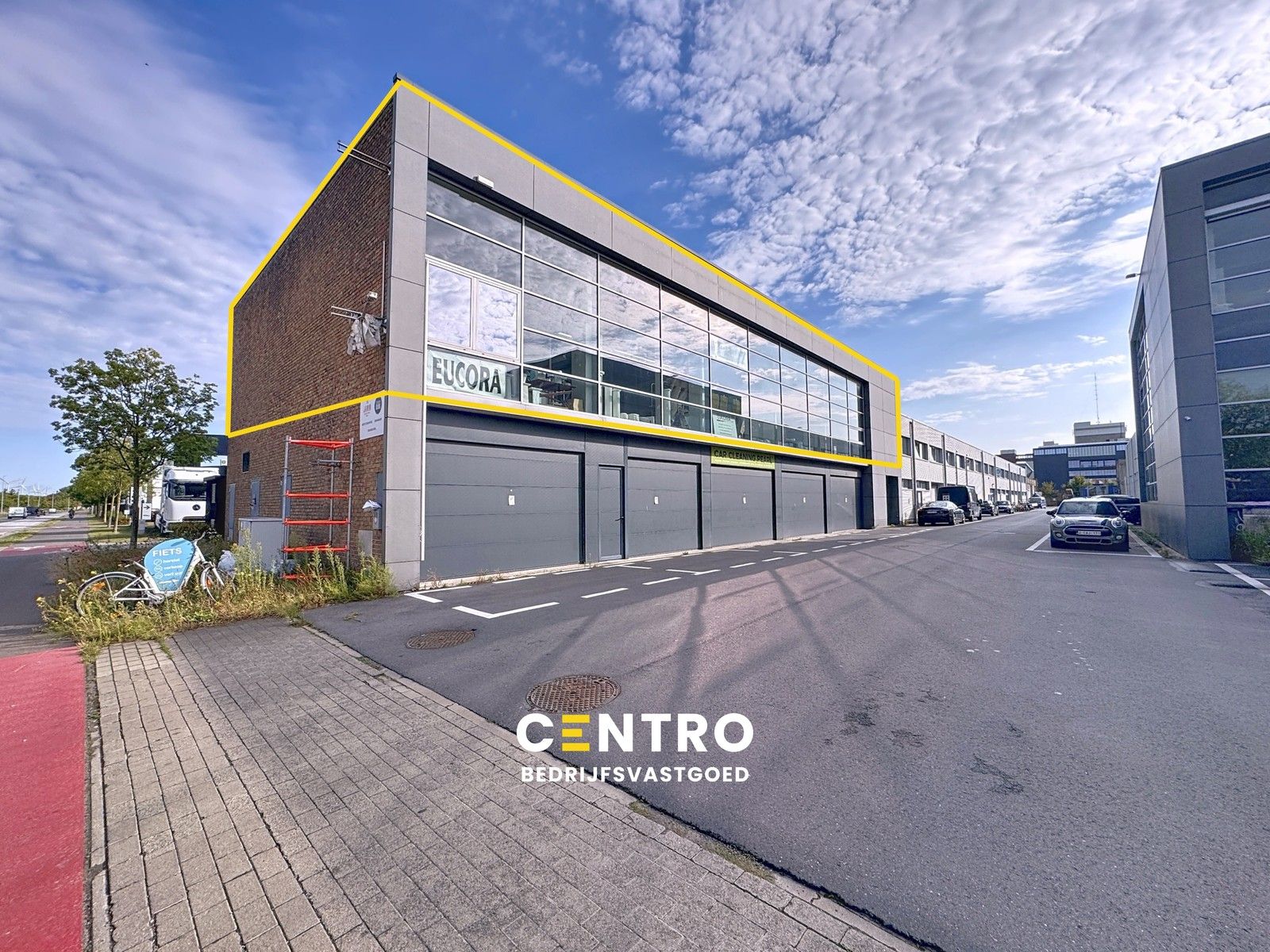 Polyvalente, lichtrijke RUIMTE (450m²) op eerste verdieping met alle voorzieningen (verwarming, sanitair, ...) te 8000 Brugge. Op een boogscheut van het historisch centrum. foto {{pictureIndex}}