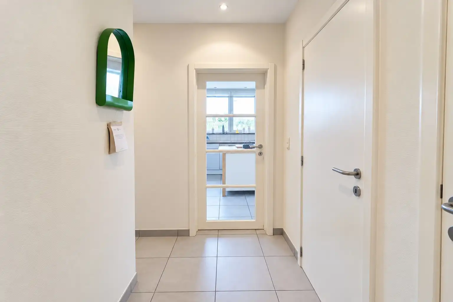 Ruim appartement met 2 slaapkamers, zonnig terras en parkeerplaats foto 18