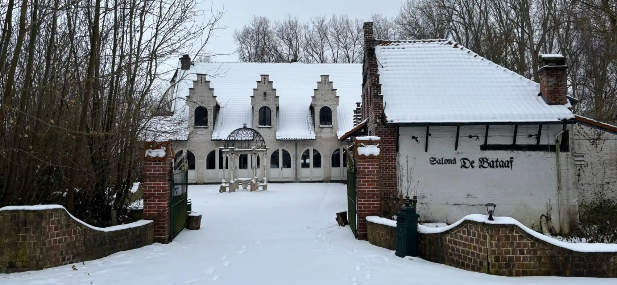 Landelijk en rustig gelegen handelscomplex met woonst foto {{pictureIndex}}