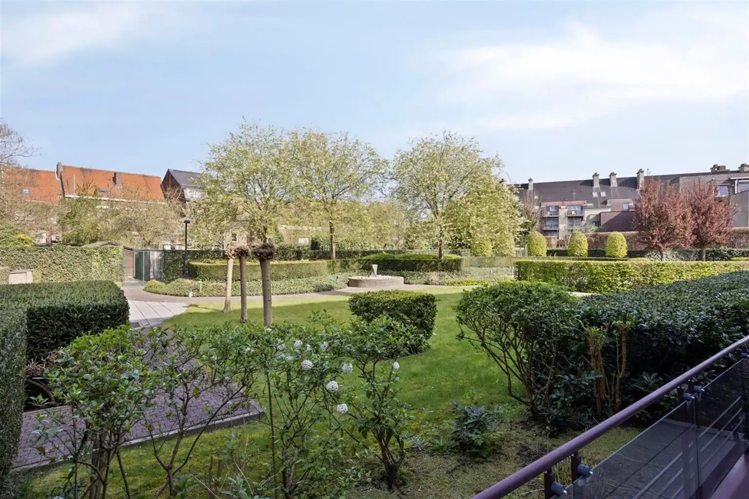 Uitzonderlijk ruim, gelijkvloers 2-slaapkamer appartement met terras en tuintje, zonnepanelen en inpandige garagebox gelegen vlakbij het centrum van Maaseik. foto 18