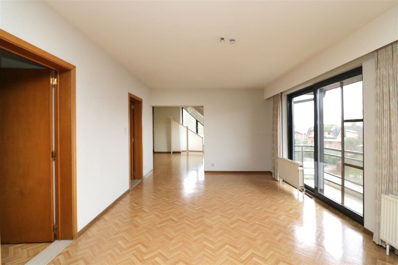 Centraal gelegen appartement met 3 slpk., garage en terras foto 4