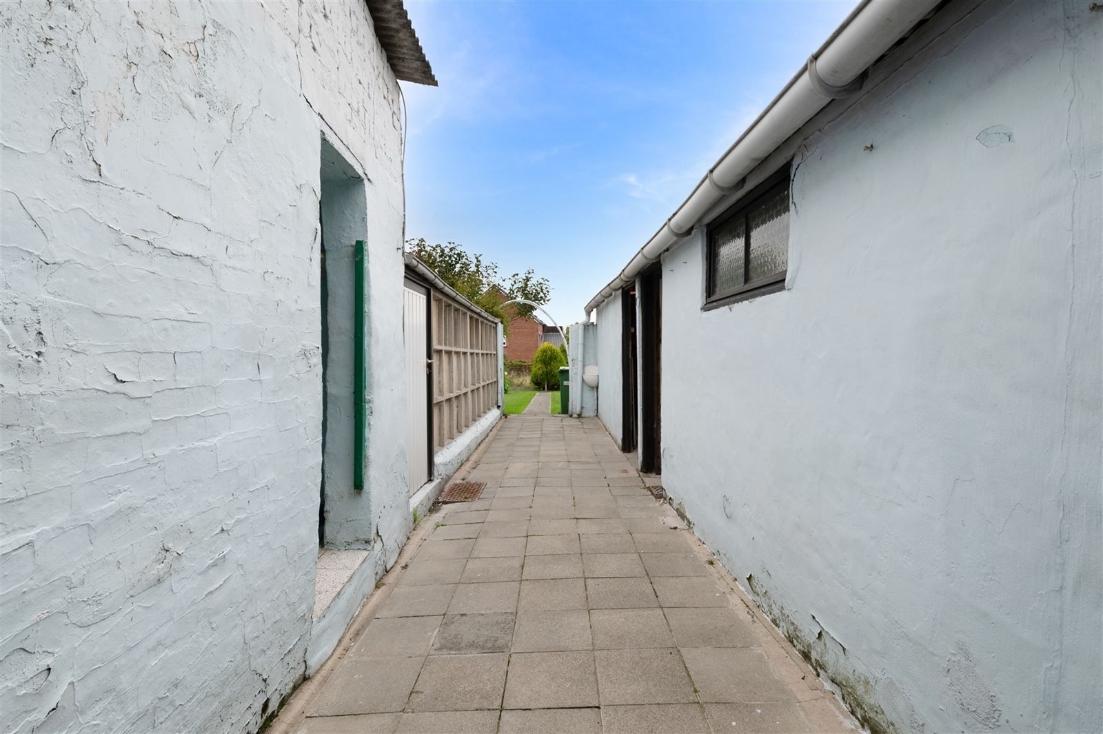Volledig te renoveren woning met tuin en extra weide met garage foto 3