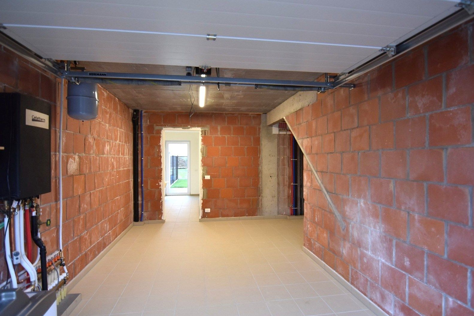 Prachtig afgewerkte nieuwbouw woning in leuke woonwijk foto 19