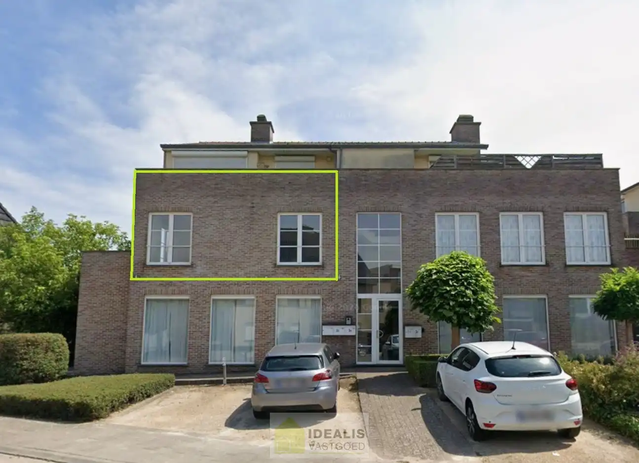 IDEALIS VASTGOED  - Ruim en aangenaam gerenoveerd appartement pal in het centrum van Berbroek (Herk-de-Stad)! Het appartement is gelegen middenin in het centrum, op wandelafstand van scholen, supermarkten, horeca en sportcentra. Het appartement biedt verder een fijne leefruimte met open keuken, 2 rustige slaapkamers, een prettige badkamer en een terras. Tevens kan men gemakkelijk parkeren in een afzonderlijke garagebox. foto {{pictureIndex}}